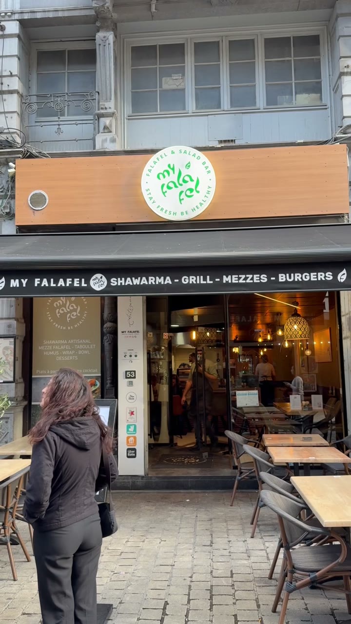 La devanture de My Falafel, au 53 rue Pont d’Avroy à Liège, donne sur une terrasse dans une rue piétonne pavée.